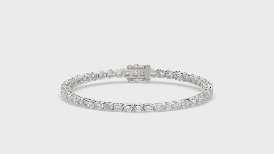 Emerald · 4.5 ct · White gold · video